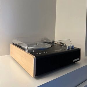 VICTROLA EASTWOOD RECORD PLAYER